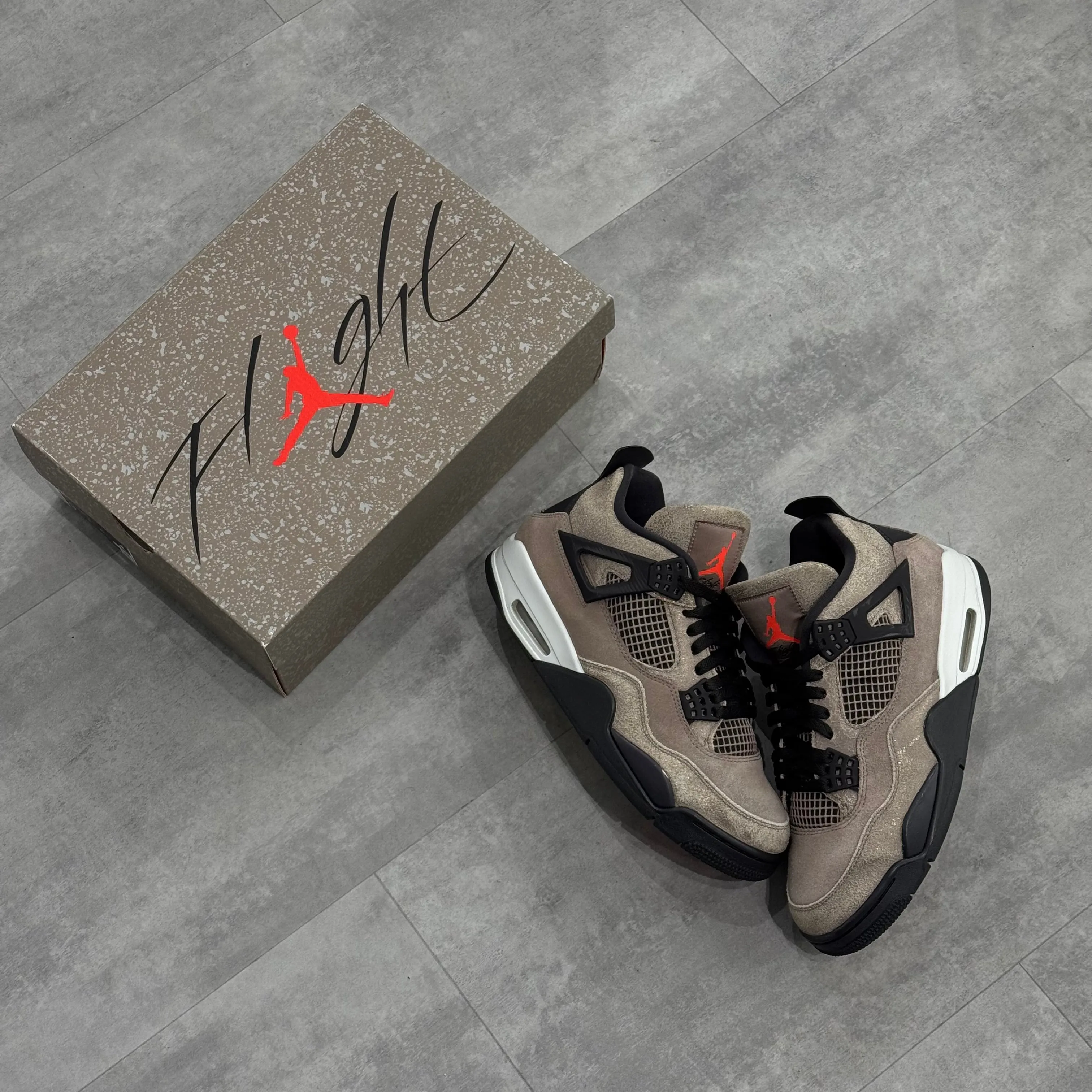 Air Jordan 4 Retro Taupe Haze (42.5) - Usado