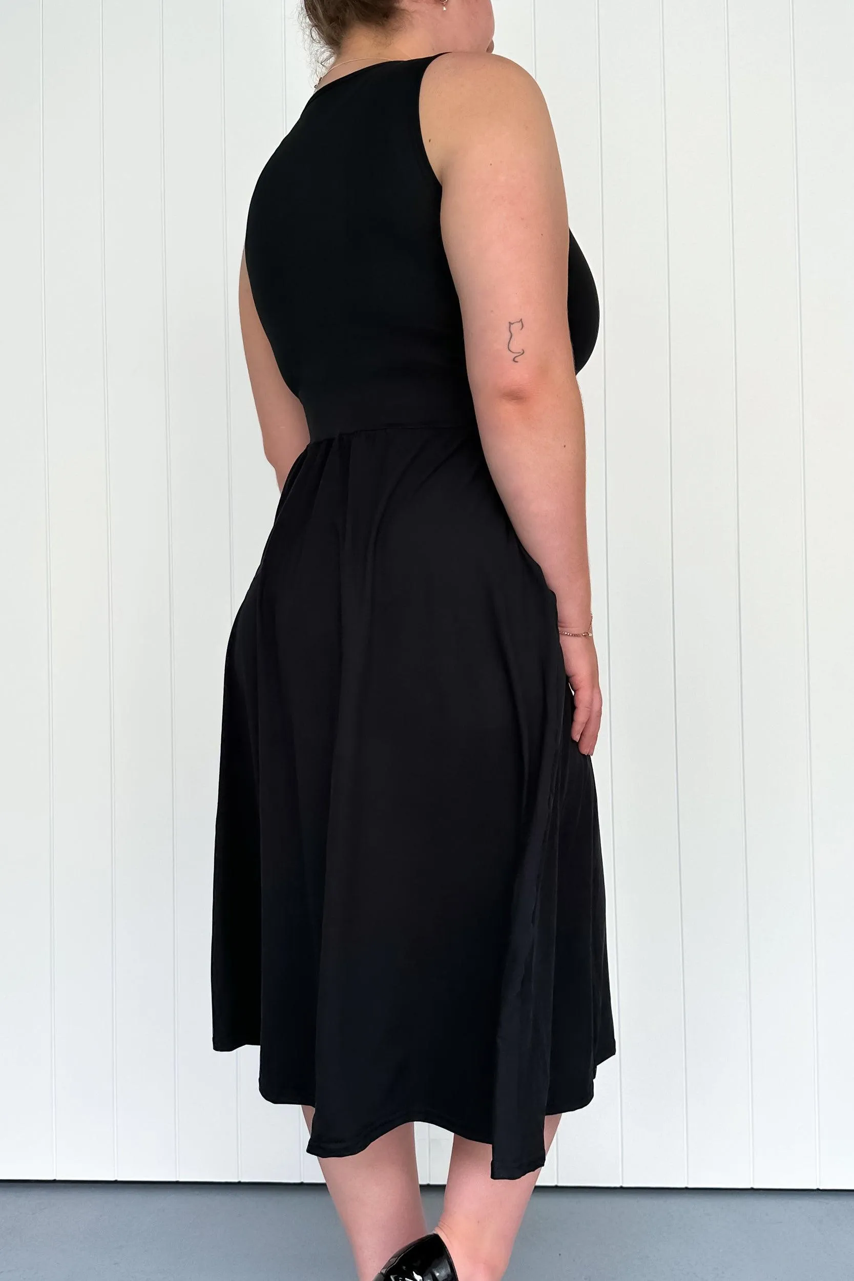 Black - Sleeveless Midi Dress - Pockets