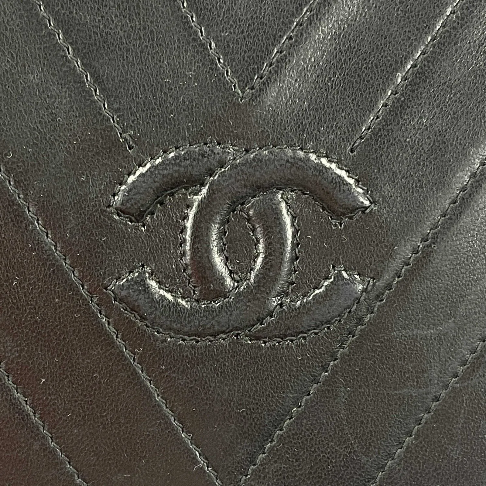 CHANEL - Vintage V-Stitched Black CC Leather Box Shoulder Bag / Crossbody
