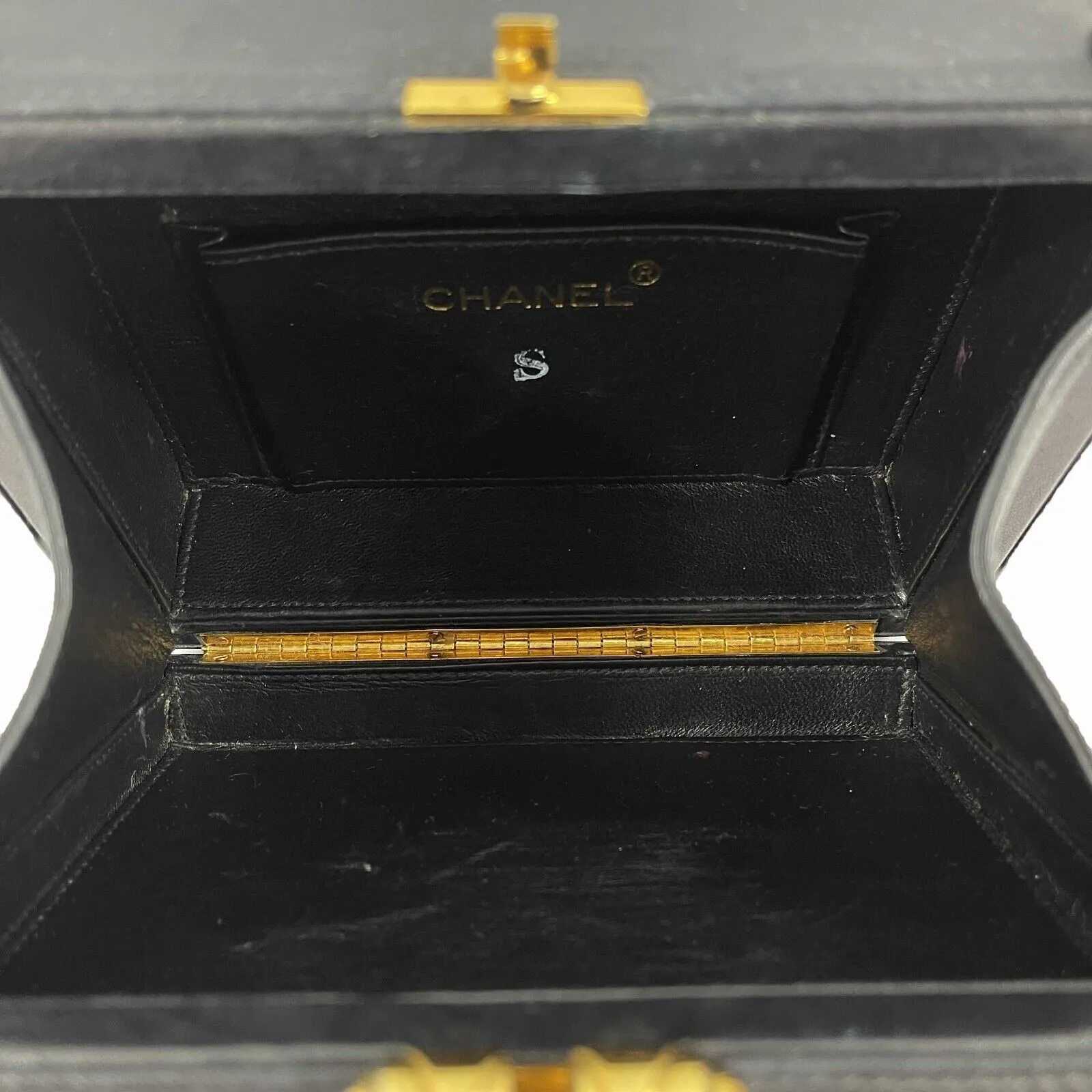 CHANEL - Vintage V-Stitched Black CC Leather Box Shoulder Bag / Crossbody