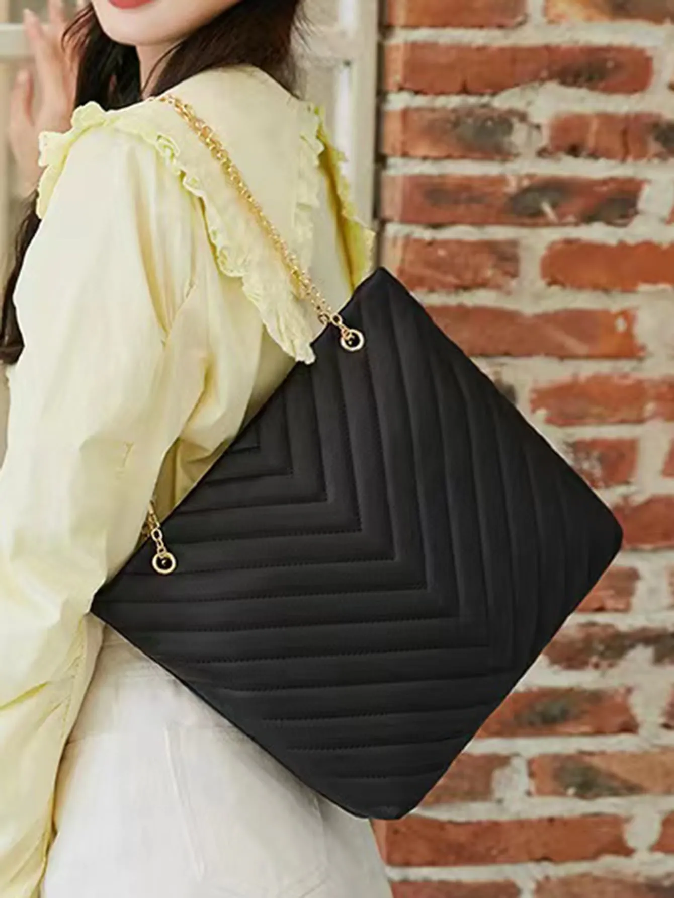 Chevron Chain Shoulder Tote Bag - Black