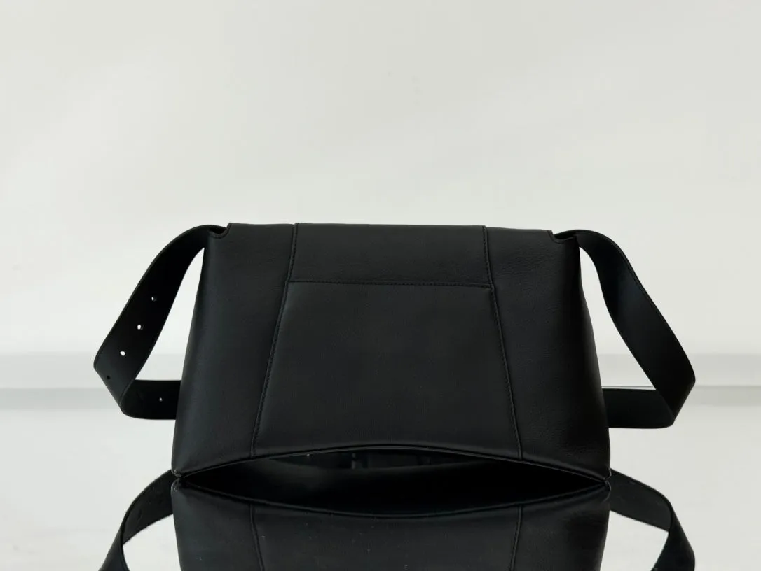DOWNTOWN M CROSSBODY BAG 32 IN BLACK SOFT LAMBSKIN