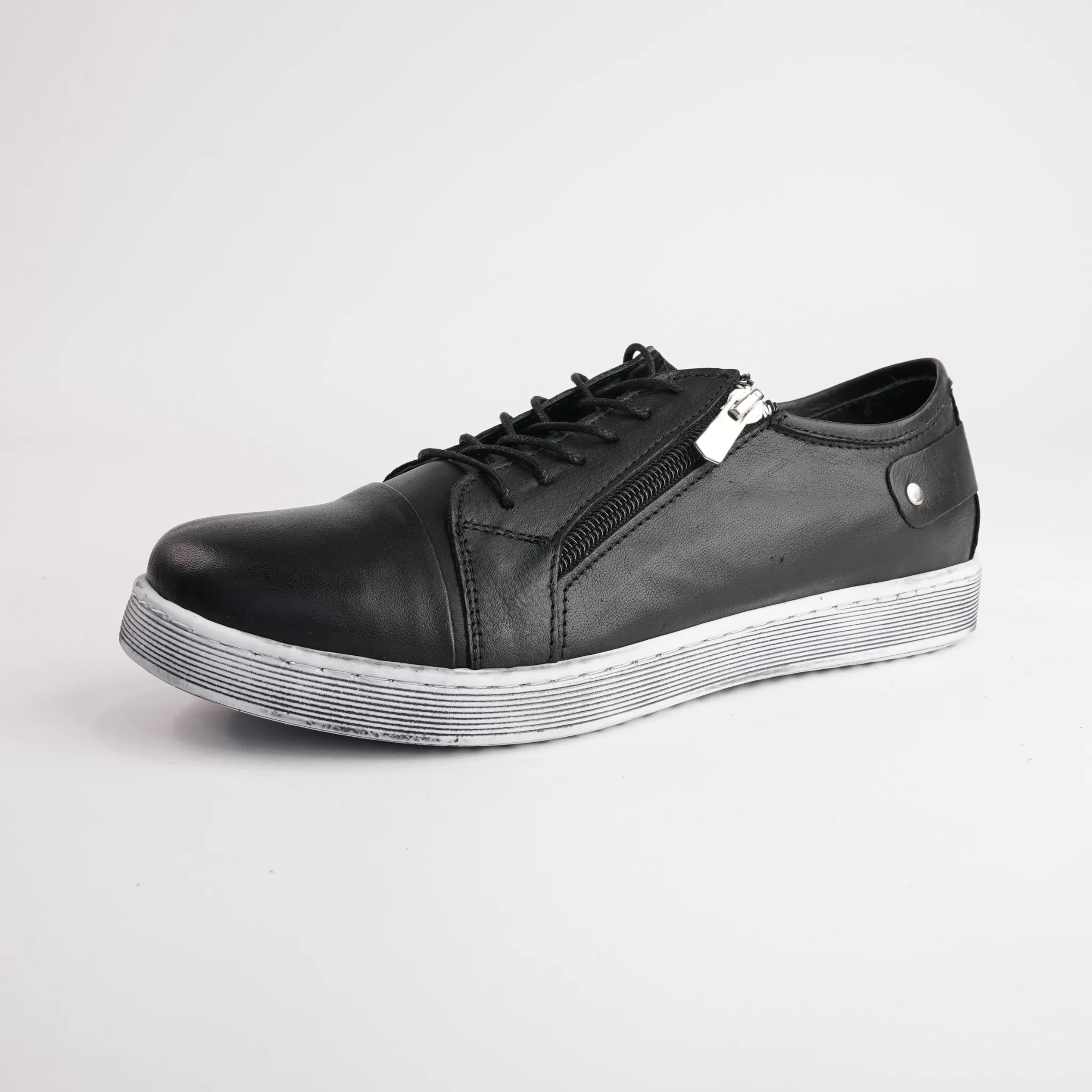 EG18 Black Leather Sneakers