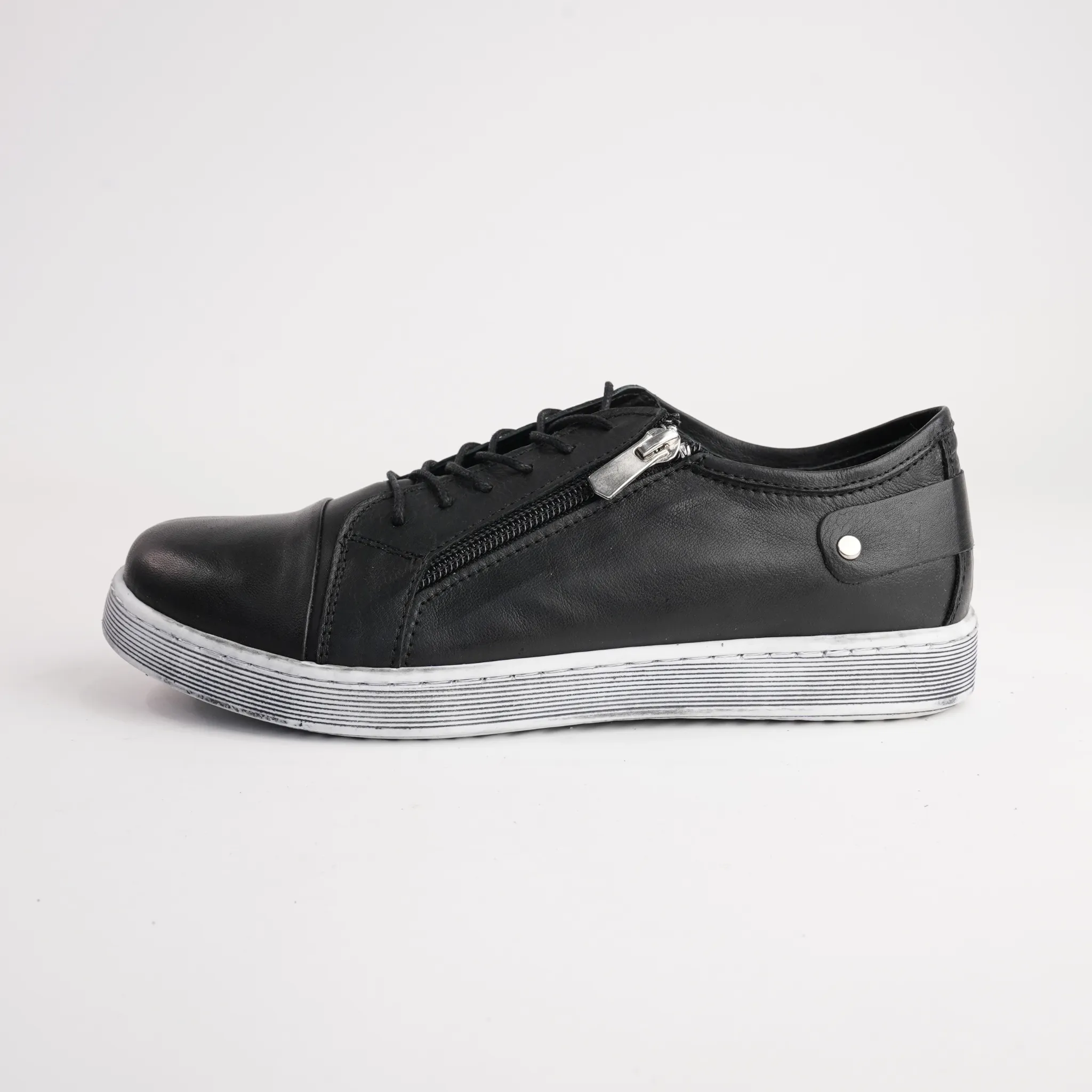 EG18 Black Leather Sneakers