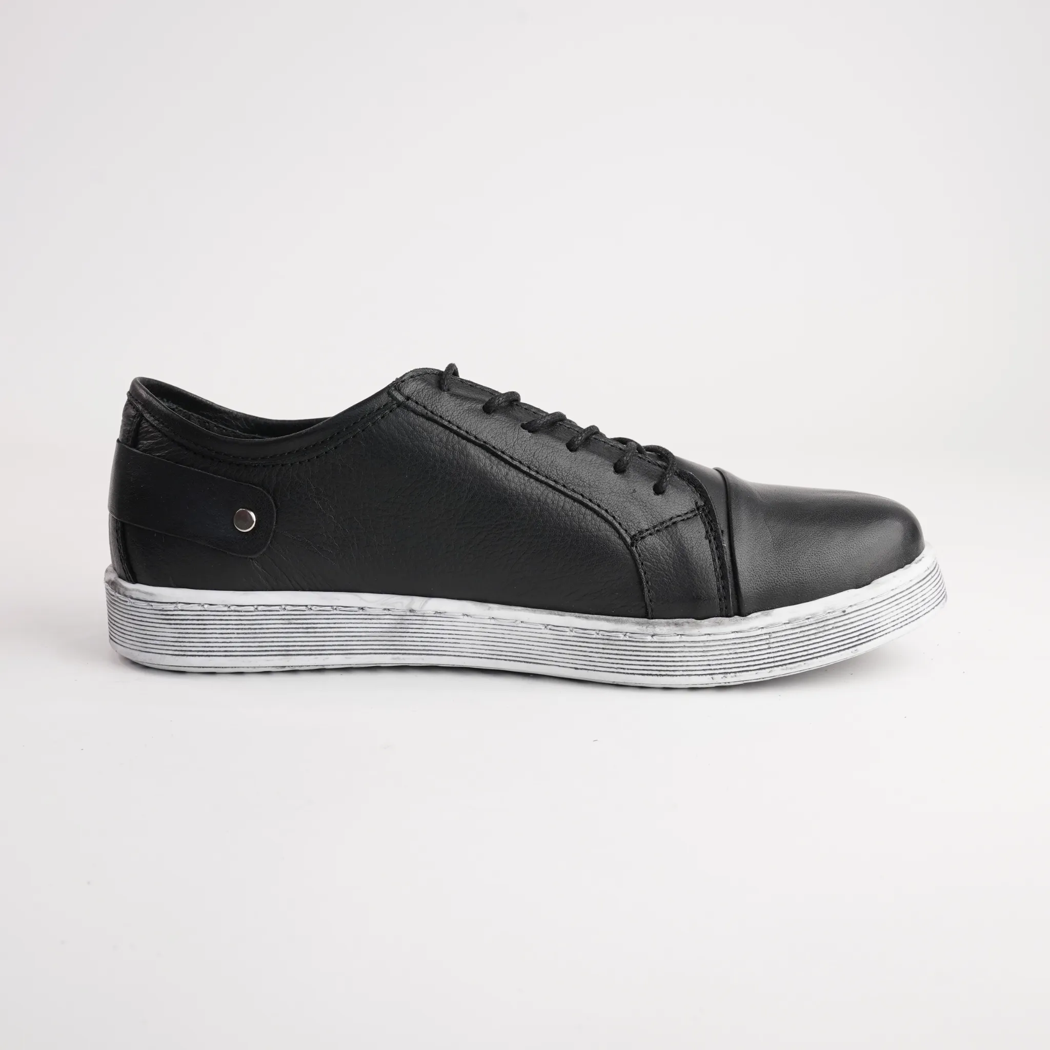 EG18 Black Leather Sneakers