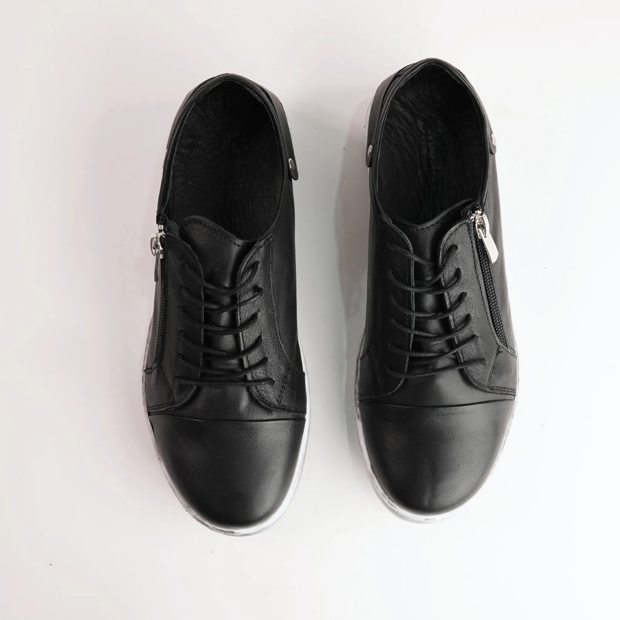 EG18 Black Leather Sneakers