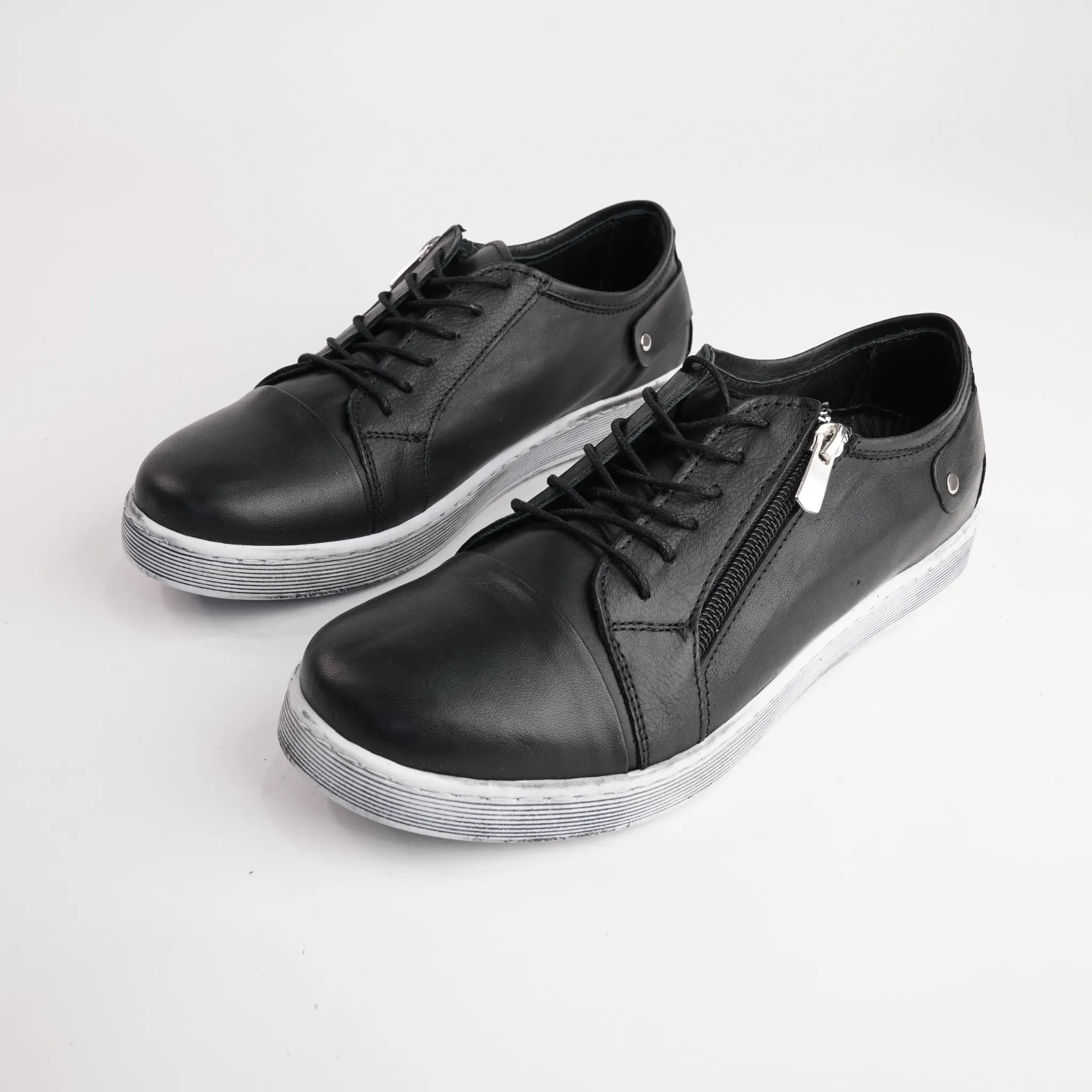 EG18 Black Leather Sneakers