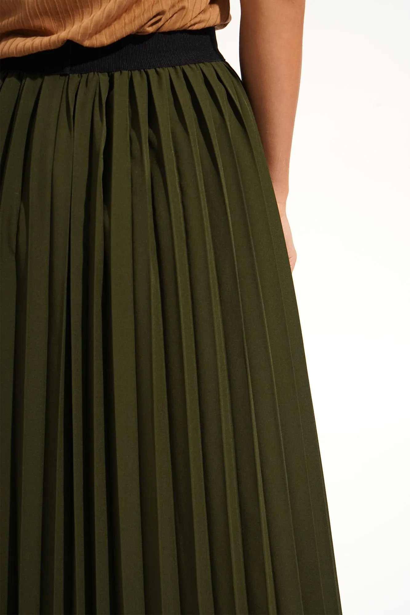 Elastic Waistband Pleated Midi Skirt
