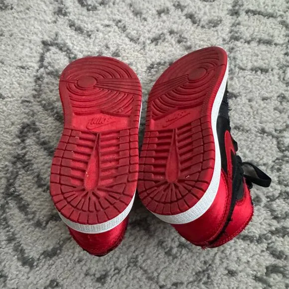 Jordan 1 Retro High OG &quot;Satin Bred&quot; Blk/U Red Sneakers 11C