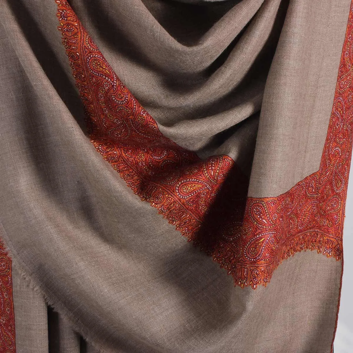 Khudrang Base sozni Embroidered Dordaar Pashmina Shawl