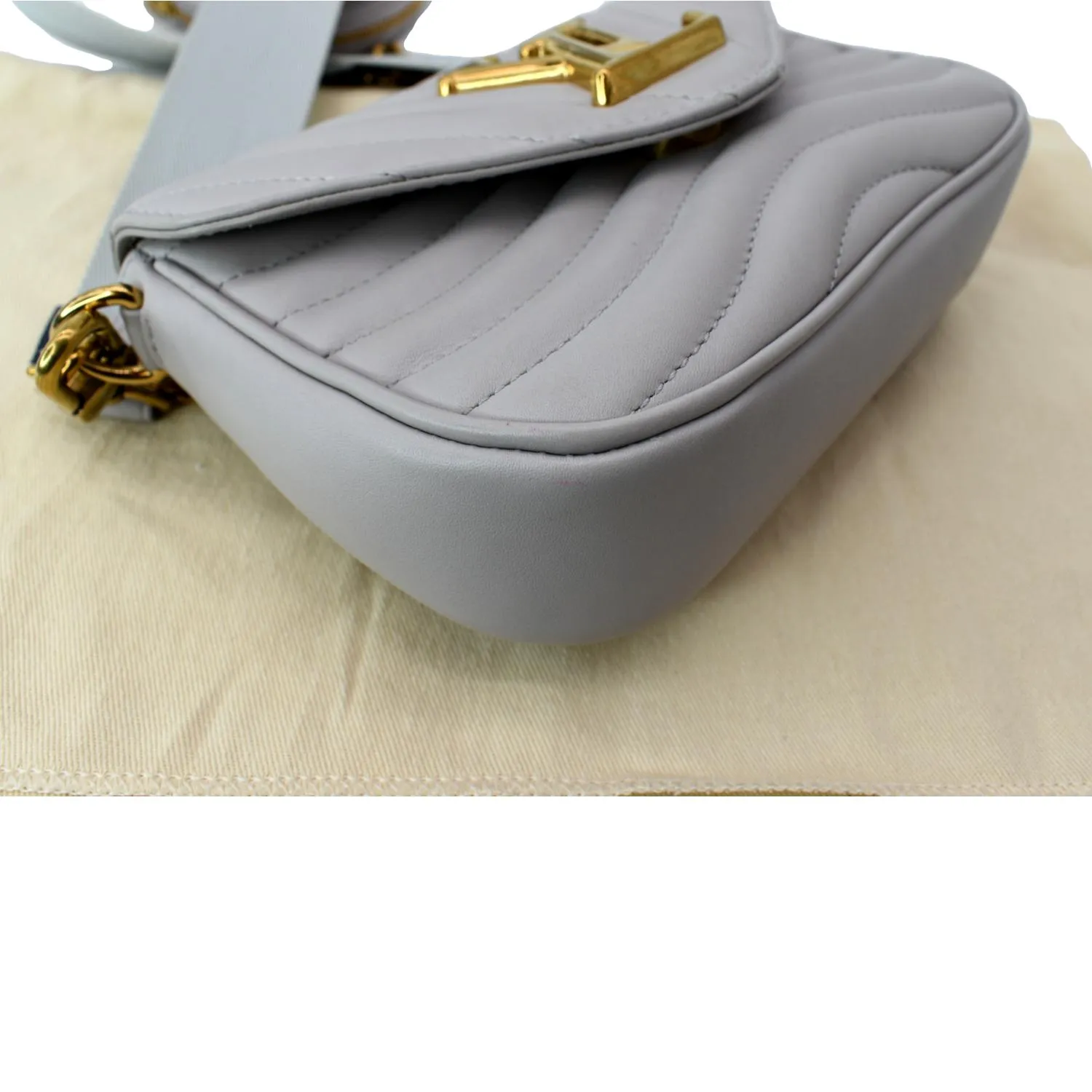LOUIS VUITTON New Wave Multi Pochette Leather Chain Shoulder Bag Light Grey