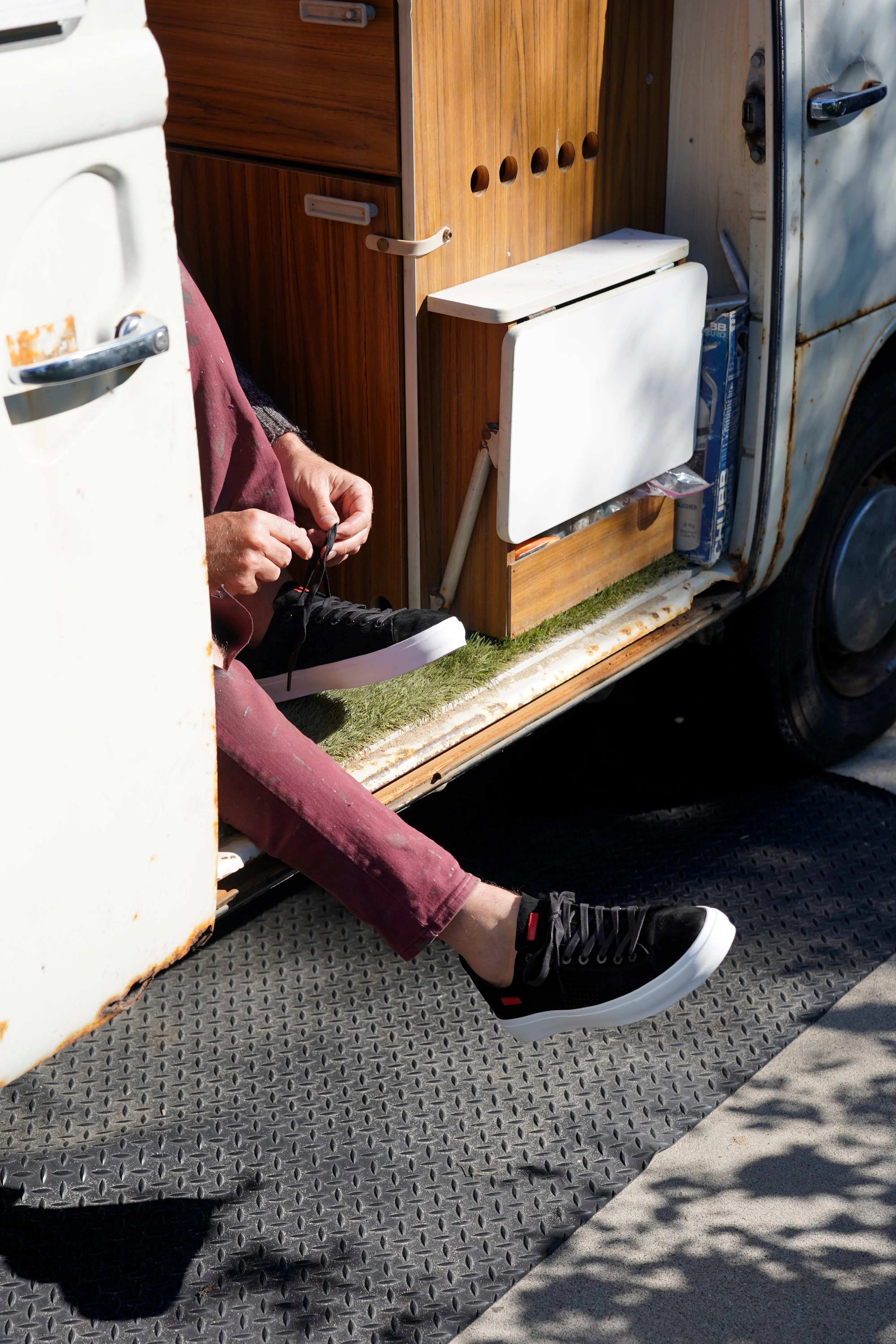Seika / Black Pig Suede / White