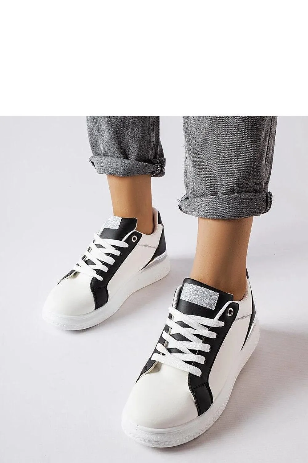 Sneakers with a delicate golden accent