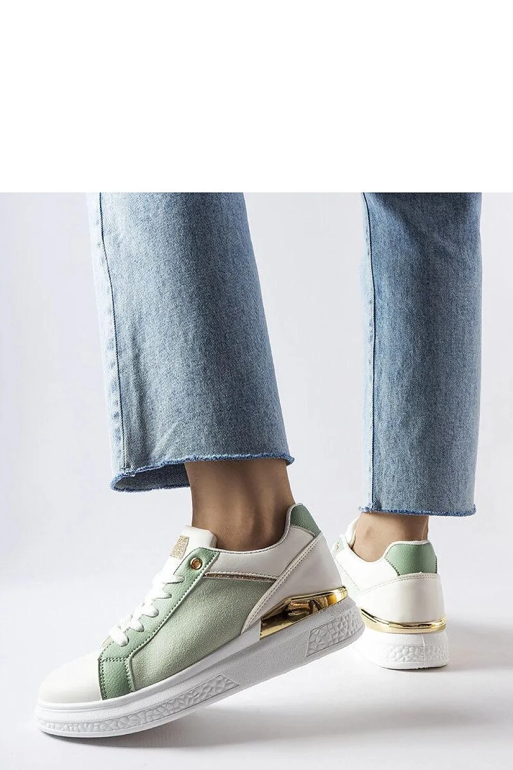 Sneakers with a delicate golden accent