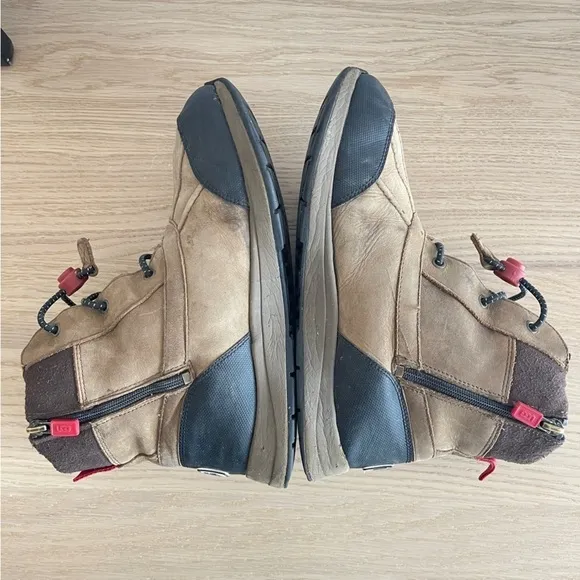 UGG Turlock Waterproof Leather Weather Snow Boot Big Kids Size 6 brown winter