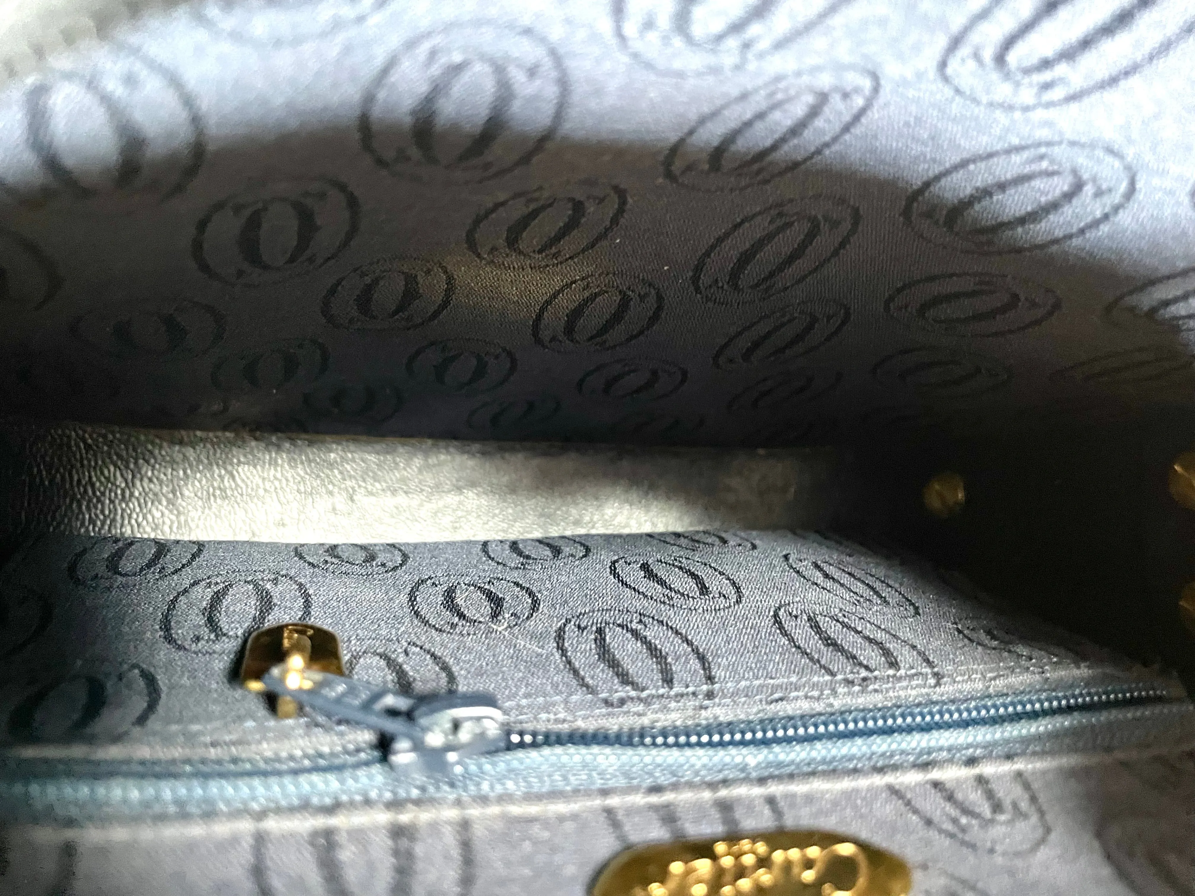 Vintage Cartier navy oval shape shoulder bag with blue stone and golden frame flap. Classic purse from Sapphire line. 050919ac1